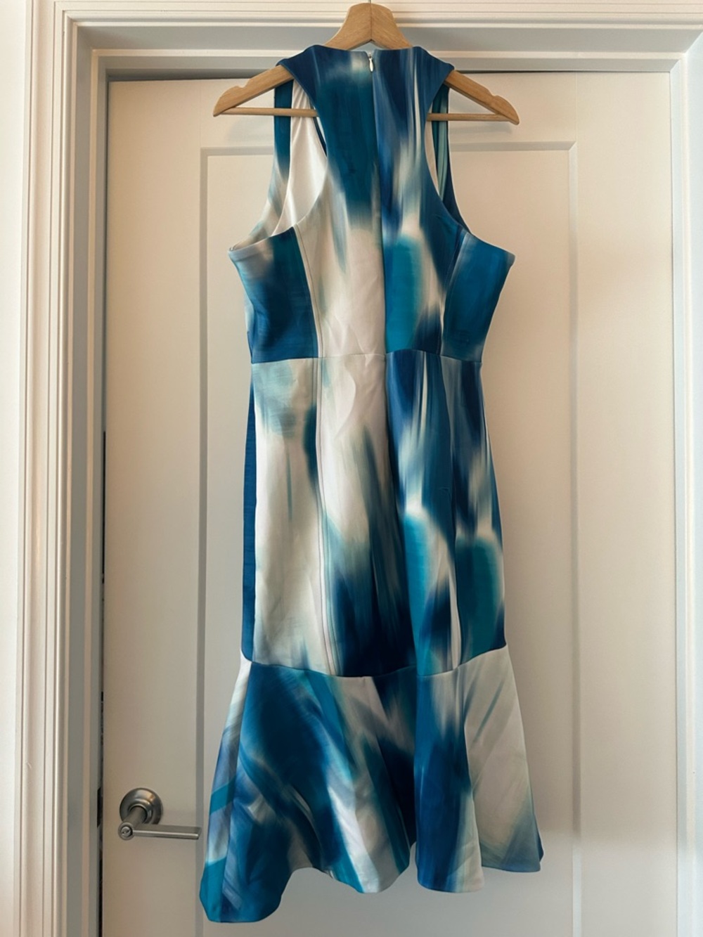 💙 Blue and White DONNA KARAN Sleeveless V-Neck Ruffle Hem Dress - Size 8 - Picture 7 of 7